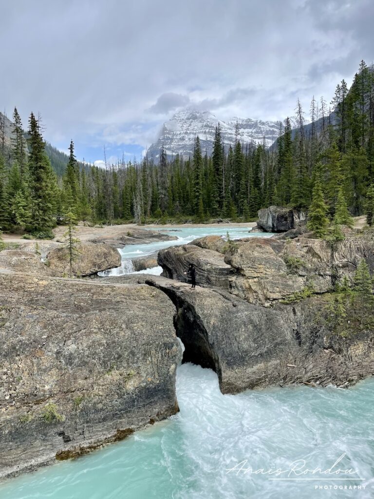 Pont naturel de roche au parc national de Yoho avec une rivières de couleur turquoise
