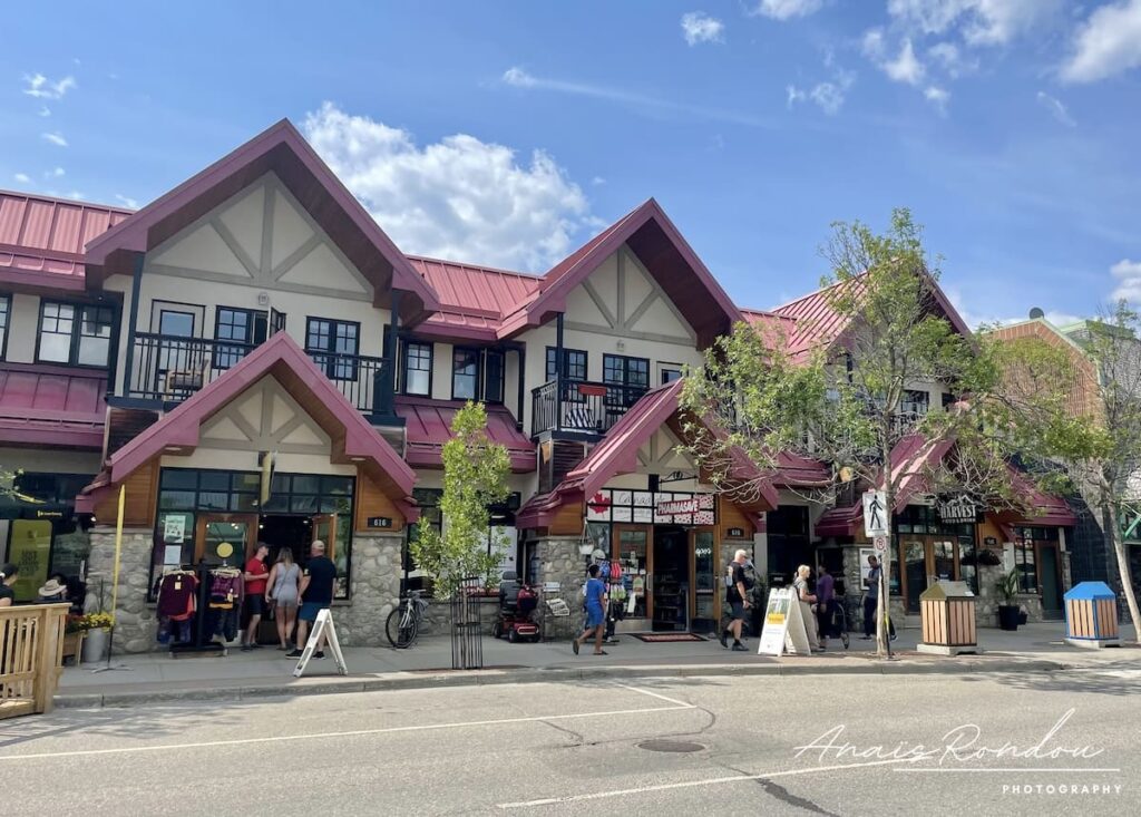 Rue commerçante avec bâtiment aux toits rouges au centre de la ville de Jasper dans les Rocheuses canadiennes