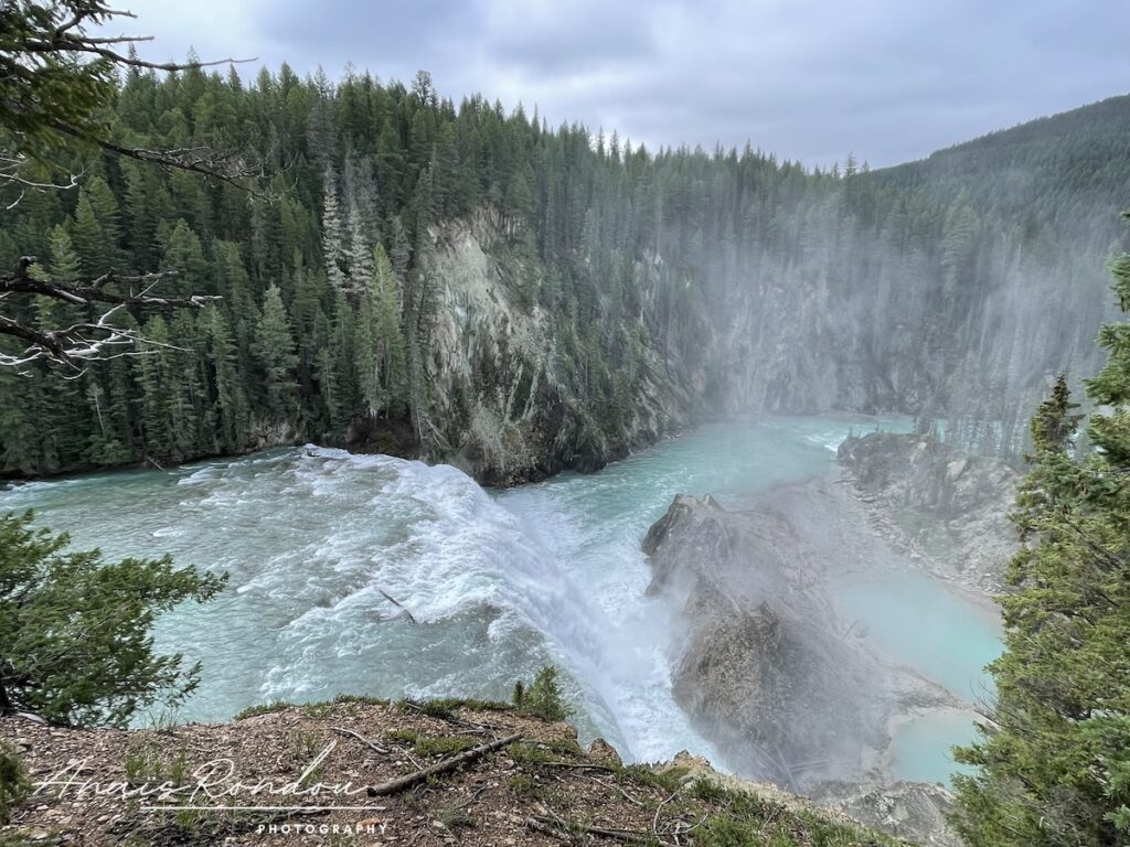 Wapta Falls avec eaux turquoises vue d'en haut à Yoho