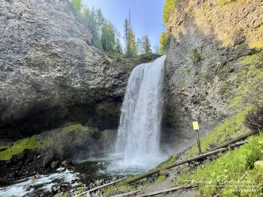 Chutes Moul Creek qui se déverse depuis une paroi rocheuse dans un creux