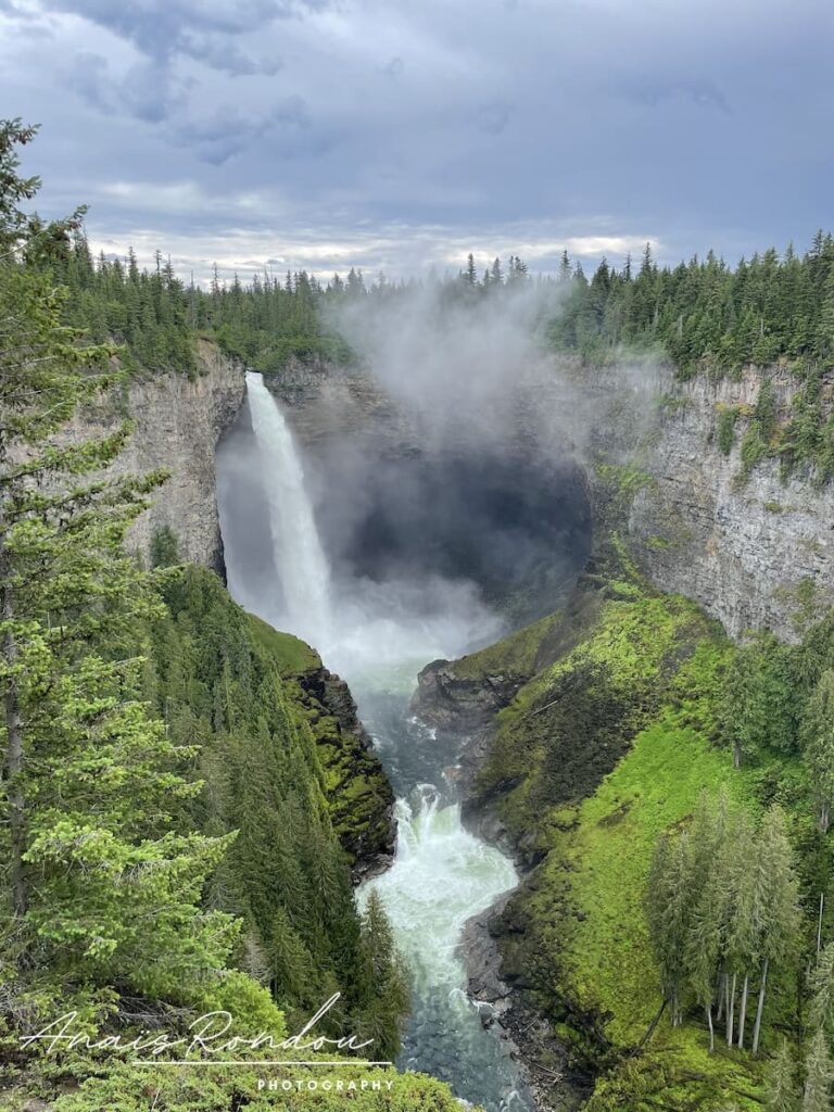 Impressionnantes chutes d'eau nommées Helmcken Falls qui se déverse au coeur de parois rocheuses