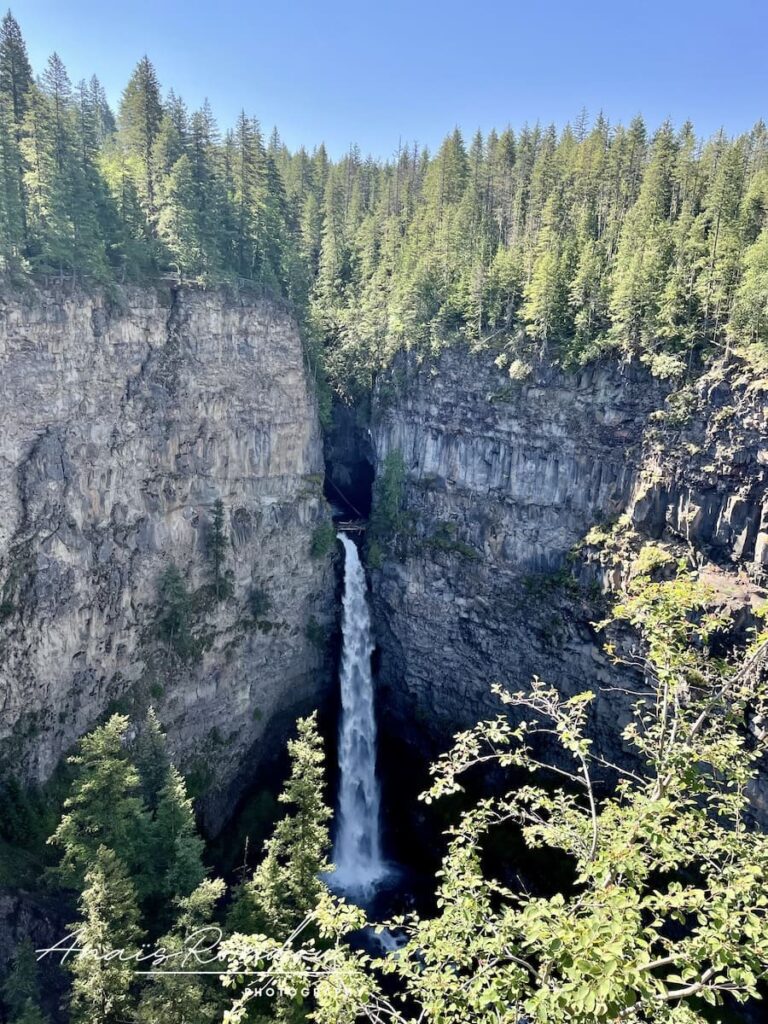 Chutes Spahat au creux des roches au parc provincial de Wells Gray